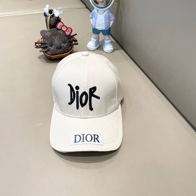 Dior 迪奥 新款原单刺绣棒球帽， 复古韵味十足，专柜热门新款，1:1开模订制，原版帆布料+头层牛皮，纯棉内里，轻盈透气！质量超赞，基础头围56，贴片可调节。