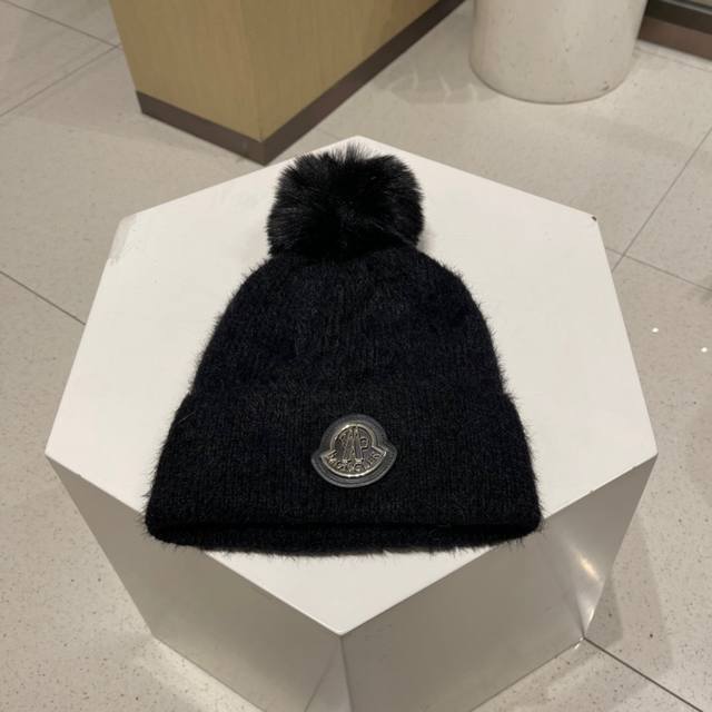 Moncler 蒙口*经典早秋针织毛线帽 时尚轻奢的宝宝们已经提前入手了！ 一贯的简约风 轻松拿捏 氛围感就是这顶毛线帽给的~