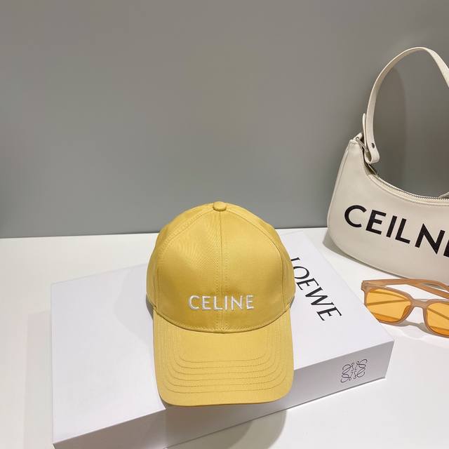 Celin* 赛琳ss新款凯旋门绣花棒球帽帽型完全按照定做。凯旋门图案章仔区别市面版本，大小及圈圈毛质感全部还原。五金调节扣开模定做有logo标。定做帽子内里l