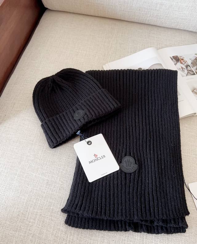 Moncler 蒙口套装秋冬款翻边羊毛针织毛线帽 高品质定制！这款必定是极简主义的最爱 干净，利索，时尚百搭，绝对不挑脸型！ 属于时尚经典的万年款！ 男女都可！