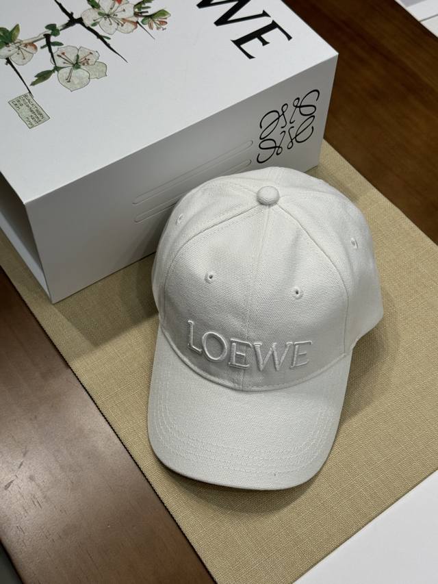 特 罗意威 Loewe 字母刺绣棒球帽 男女同款 王一博，李沁同款棒球帽 怎么搭配都非常时髦 ，无法拒绝，太好看了 ，跟着明星入手准没错 均码 男女通用， 实用