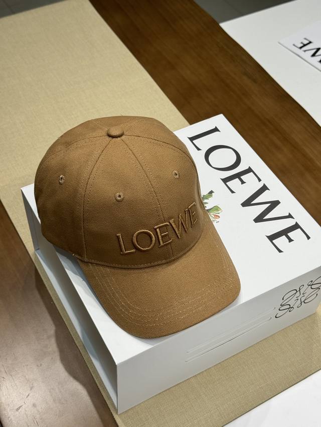 特 罗意威 Loewe 字母刺绣棒球帽 男女同款 王一博，李沁同款棒球帽 怎么搭配都非常时髦 ，无法拒绝，太好看了 ，跟着明星入手准没错 均码 男女通用， 实用