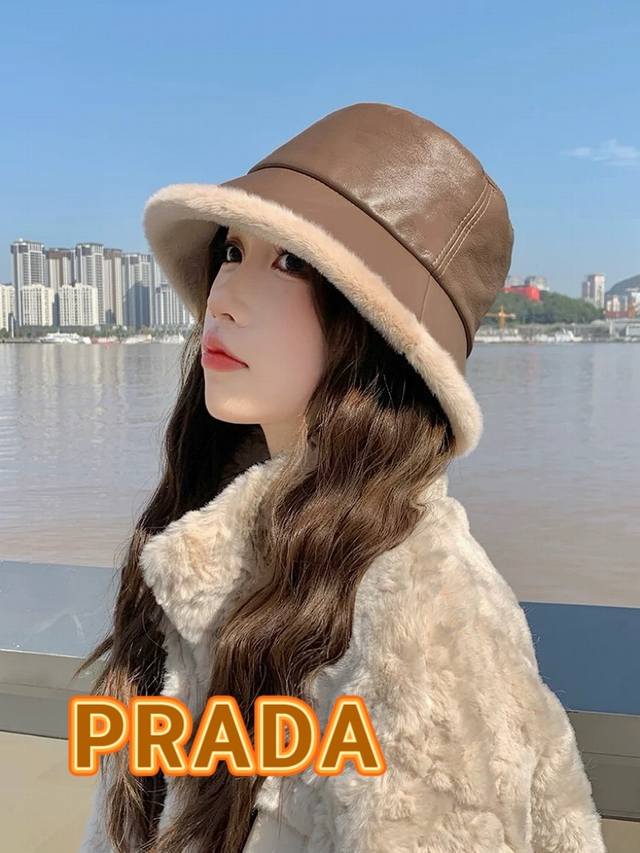 Prada普拉达皮质渔夫帽女2024新款冬加绒保暖帽素颜百搭盆帽显脸小护耳帽子