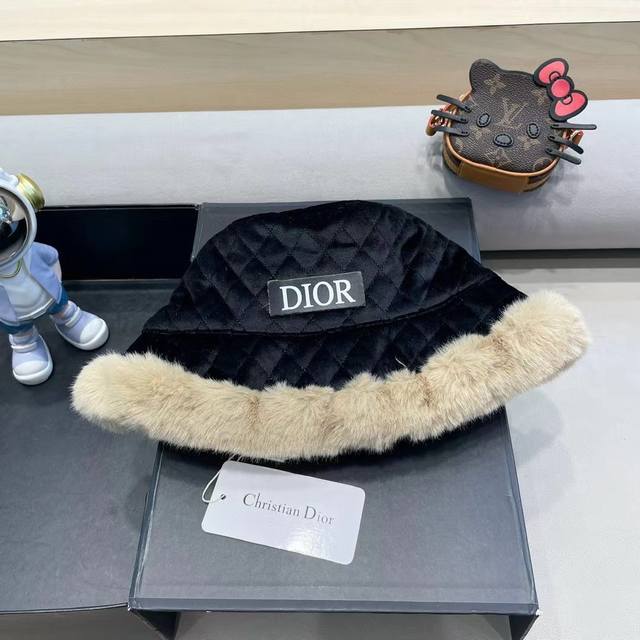 Dior 帽子女款秋冬季素颜百搭保暖加厚渔夫帽冬天护耳毛绒盆帽2024新款