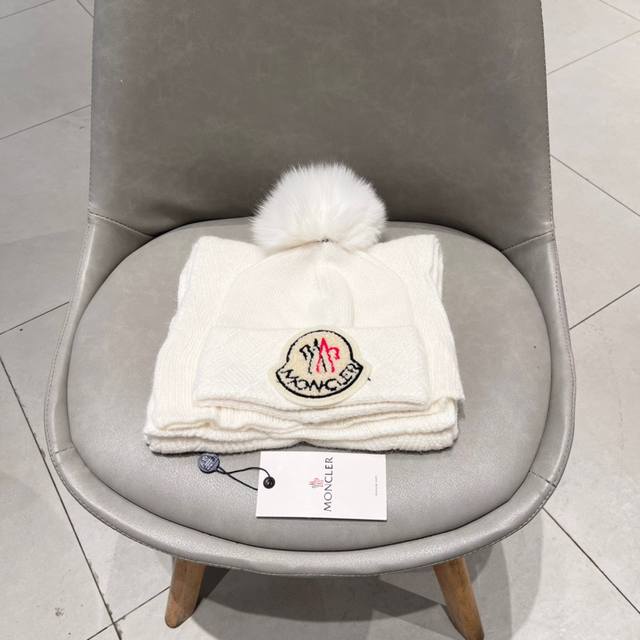 蒙口moncler 经典套装帽子！帽子围巾！羊绒兔绒品质！暖暖哒超级舒服～冬日小姐姐减龄神器哦～这个冬天你就差这么一套套装帽子啦～又保暖又时尚！男女通用款