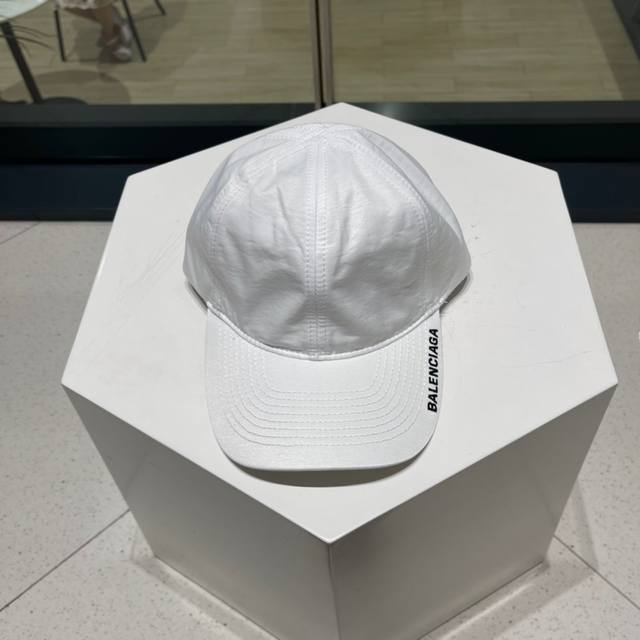 Balenciaga巴黎世家新款logo棒球帽，很酷的色系，男女佩戴都有不同style，第一批抢先出货！巴黎粉必入款！