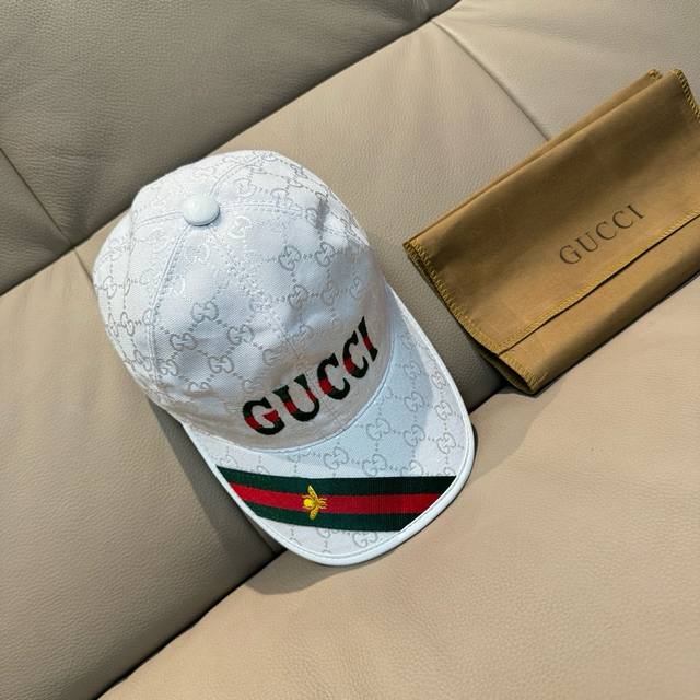 配盒子布袋，Gucci 古奇 新款原单棒球帽，1:1开模订制，重工刺绣，细节可媲美专柜，原版帆布料+头层牛皮，质量超赞！帅男靓女首选，时尚百搭。基础头围56，贴