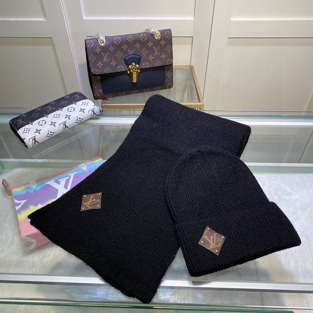 路易威登louis Vuitton 经典套装帽子！帽子围巾！羊绒兔绒品质！暖暖哒超级舒服～这个冬天你就差这么一套套装帽子啦～又保暖又时尚！男女通用款