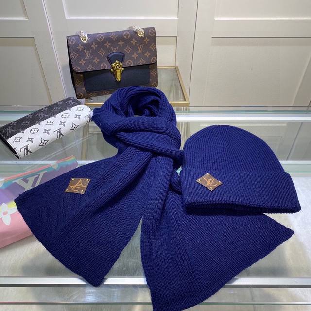 路易威登louis Vuitton 经典套装帽子！帽子围巾！羊绒兔绒品质！暖暖哒超级舒服～这个冬天你就差这么一套套装帽子啦～又保暖又时尚！男女通用款