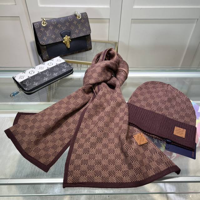 路易威登louis Vuitton 高端板本，请认准细节哦，羊毛套装帽子围巾 经典套装帽子！暖暖哒超级舒服～冬日小姐姐减龄神器哦～这个冬天你就差这么一套套装帽子