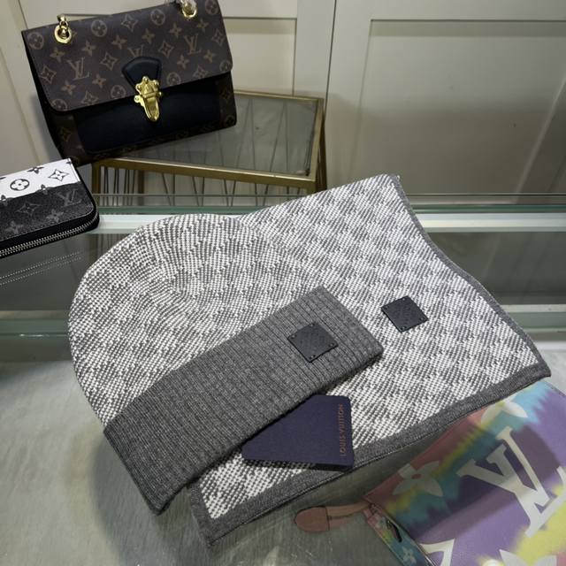 路易威登louis Vuitton 高端板本，请认准细节哦，羊毛套装帽子围巾 经典套装帽子！暖暖哒超级舒服～冬日小姐姐减龄神器哦～这个冬天你就差这么一套套装帽子