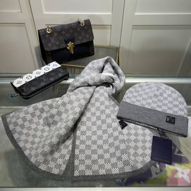 路易威登louis Vuitton 高端板本，请认准细节哦，羊毛套装帽子围巾 经典套装帽子！暖暖哒超级舒服～冬日小姐姐减龄神器哦～这个冬天你就差这么一套套装帽子