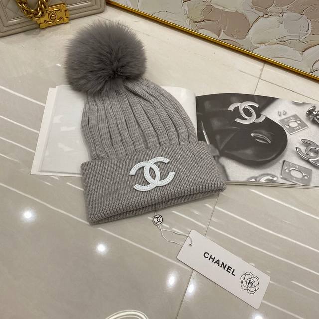 跑量 Chanel～新款针织帽，独家定制超大狐狸毛球，特别火爆，采用精选毛线手感超柔软，弹性极佳 材质100%混羊毛 头围:55-58Cm