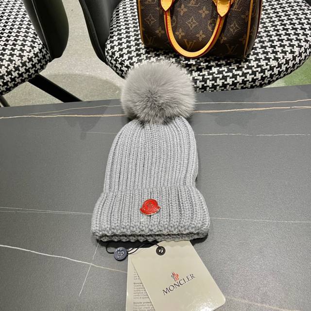 盟可睐 Moncler 蒙口 秋冬新款配狐狸毛球翻边针织帽时尚毛线帽子，保暖款