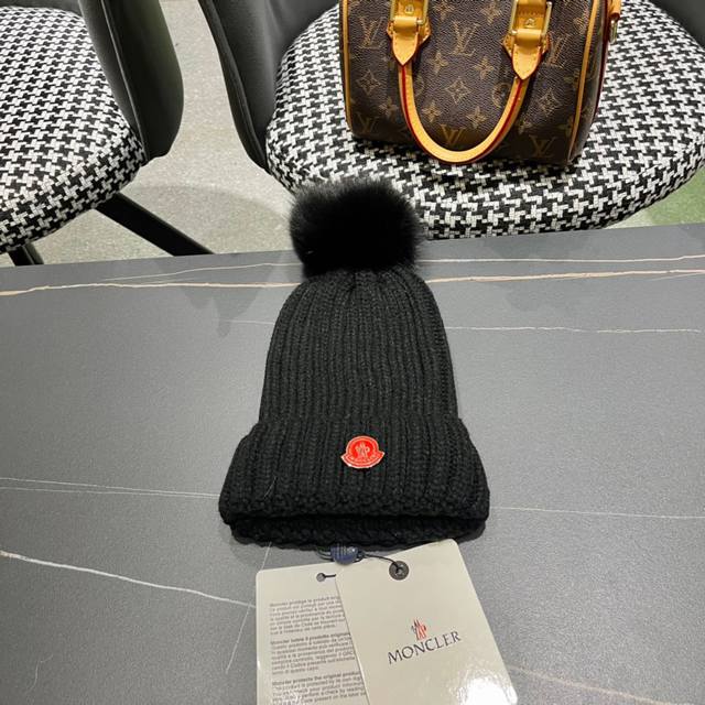 盟可睐 Moncler 蒙口 秋冬新款配狐狸毛球翻边针织帽时尚毛线帽子，保暖款