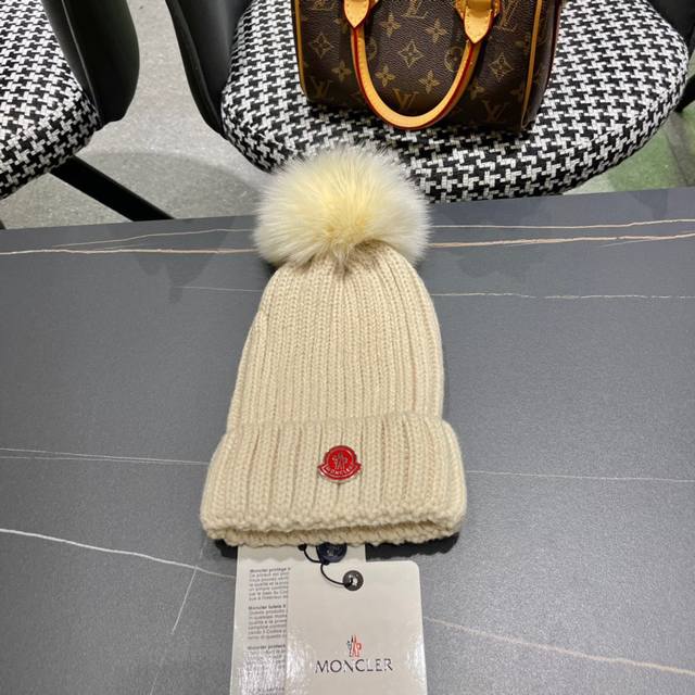 盟可睐 Moncler 蒙口 秋冬新款配狐狸毛球翻边针织帽时尚毛线帽子，保暖款