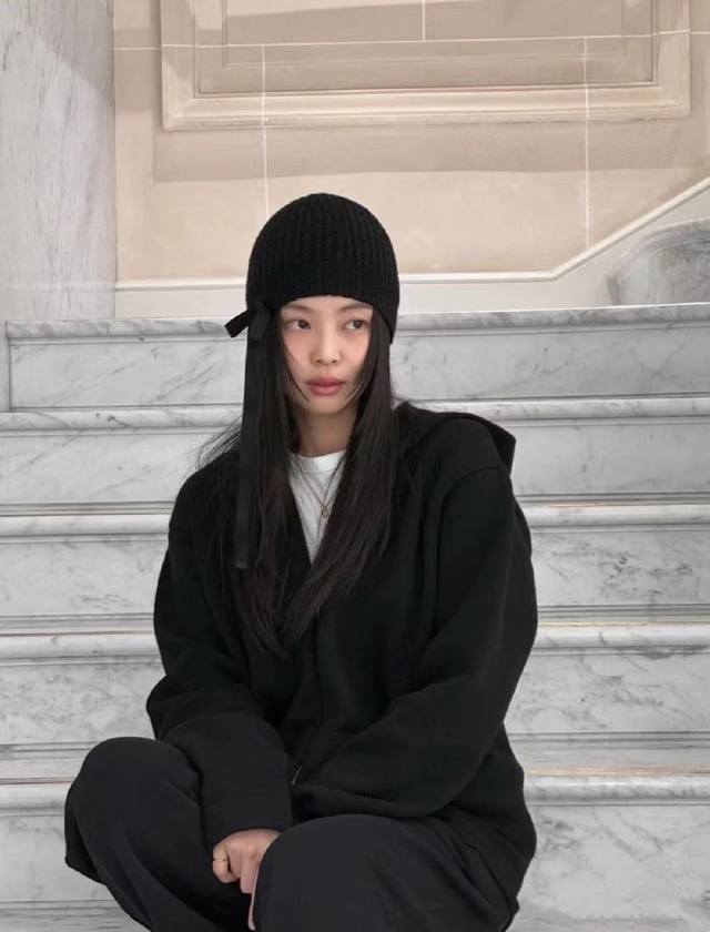 Chanel香奈儿蝴蝶结毛线帽，被jennie种草，心动不如行动，Chanel24B最新秋冬新品，蝴蝶结装饰+双c Logo钻点缀羊毛针织冷帽小红书网红爆款