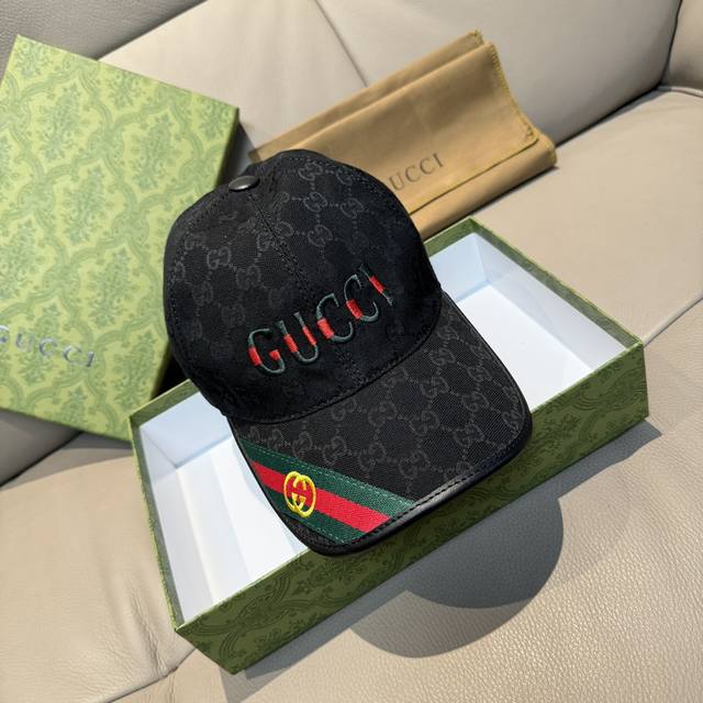 配盒子布袋，Gucci 古奇 新款原单棒球帽，双g织带。1:1开模订制，重工刺绣，细节可媲美专柜，原版帆布料+头层牛皮，质量超赞！帅男靓女首选，时尚百搭。基础头