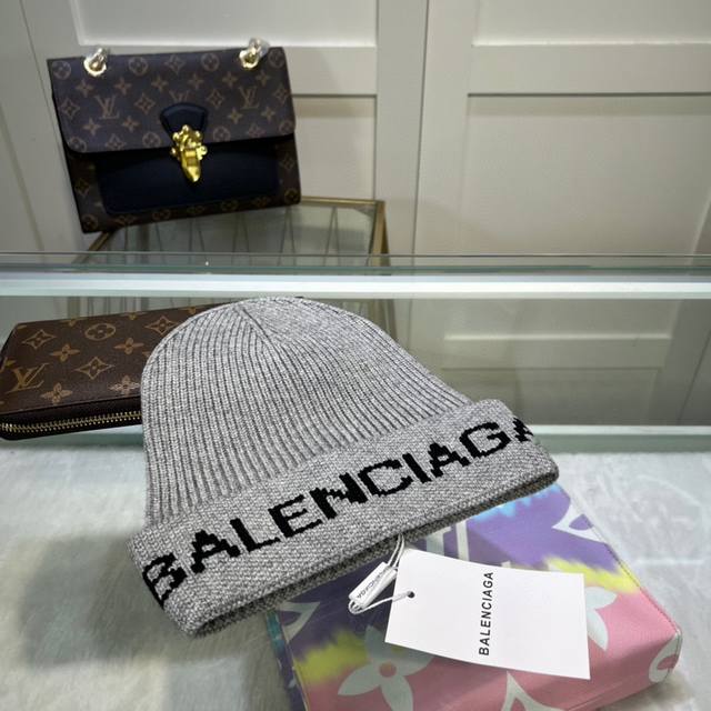 配防尘袋、法国奢侈品意大利原厂制造，最新巴黎世家balenciaga，秋冬毛线系列最好品质的，休闲大方，大家自己对比！