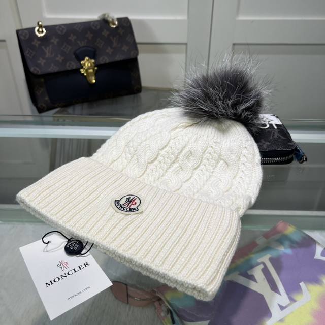 蒙囗moncler 官网经典款，百分之70羊毛，30兔毛针织帽！男女同款，加厚更保暖，时尚流行质感一流，秋冬保暖最佳名品，赶紧订购哦，跑量款