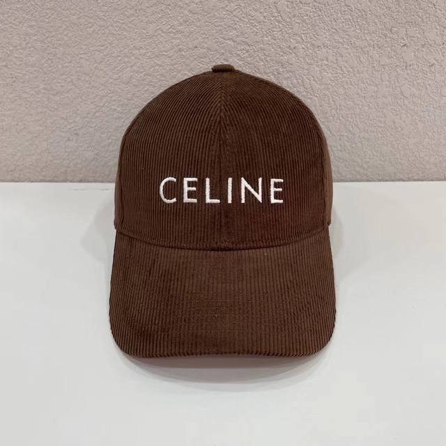 跑量 Celine～秋冬必备灯芯绒棒球帽 帽型做得很好，前面有弧度比较洋气，可以完美修饰脸型。