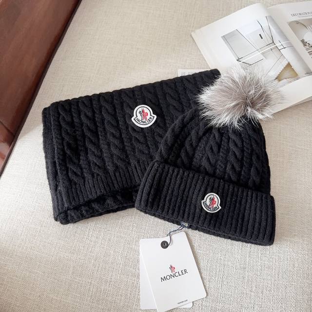 Moncler 蒙口套装秋冬款翻边羊毛针织毛线帽 高品质定制！这款必定是极简主义的最爱 干净，利索，时尚百搭，绝对不挑脸型！ 属于时尚经典的万年款！ 男女都可！