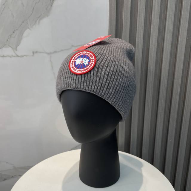 上新 加拿大鹅。Canada Goose 官网最新羊毛针织帽，官网原单复刻.非常柔软亲肤，弹性很好！有质感又非常百搭的款式~保暖的毛线帽，均码有弹性~男女通用，