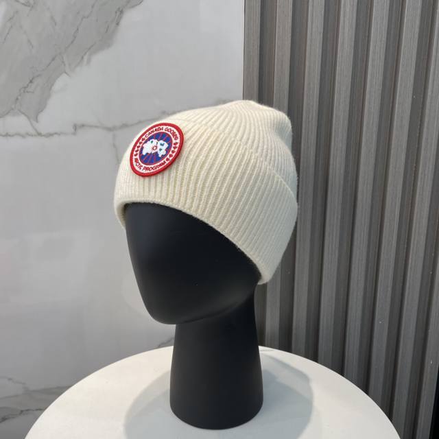 上新 加拿大鹅。Canada Goose 官网最新羊毛针织帽，官网原单复刻.非常柔软亲肤，弹性很好！有质感又非常百搭的款式~保暖的毛线帽，均码有弹性~男女通用，