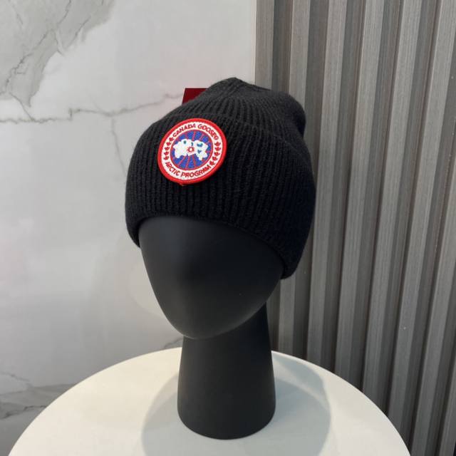 上新 加拿大鹅。Canada Goose 官网最新羊毛针织帽，官网原单复刻.非常柔软亲肤，弹性很好！有质感又非常百搭的款式~保暖的毛线帽，均码有弹性~男女通用，