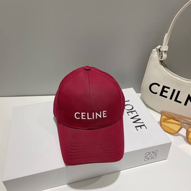 Celin* 赛琳ss新款凯旋门粉色绣花棒球帽帽型完全按照定做。凯旋门图案章仔区别市面版本，大小及圈圈毛质感全部还原。五金调节扣开模定做有logo标。定做帽子内