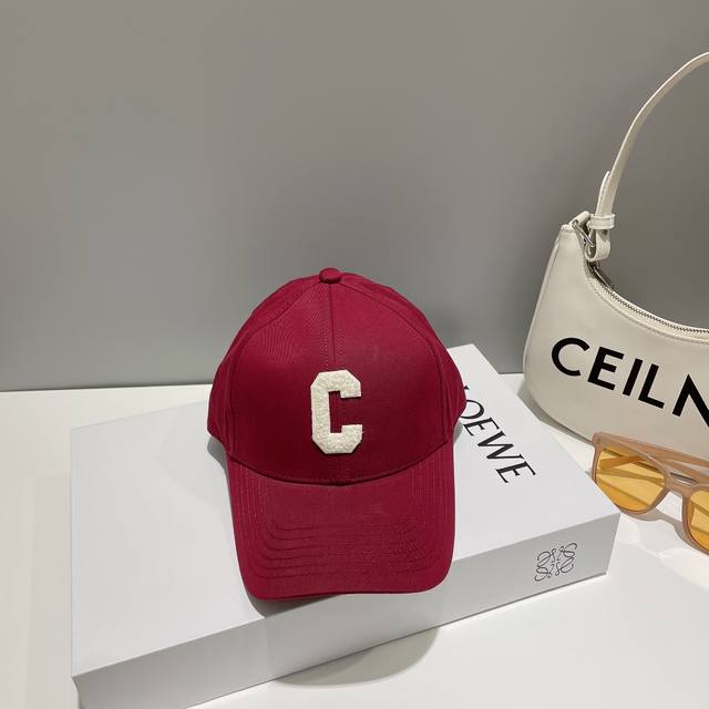 Celin* 赛琳ss新款凯旋门粉色绣花棒球帽帽型完全按照定做。凯旋门图案章仔区别市面版本，大小及圈圈毛质感全部还原。五金调节扣开模定做有logo标。定做帽子内