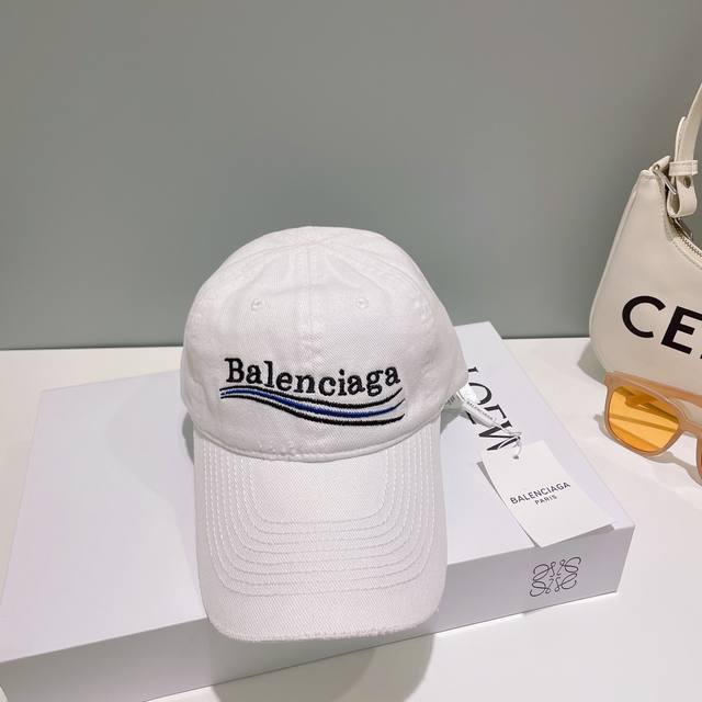 Balenciaga巴黎世家新款洗水烟灰色帽檐字母logo棒球帽，很酷的色系，男女佩戴都有不同style，第一批抢先出货！巴黎粉必入款！