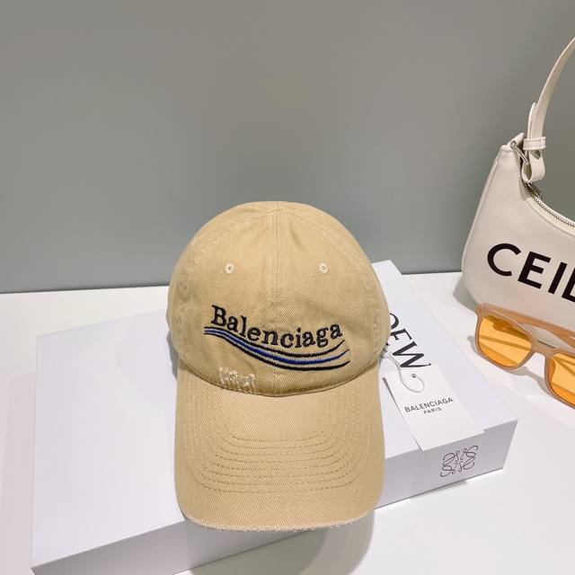 Balenciaga巴黎世家新款洗水烟灰色帽檐字母logo棒球帽，很酷的色系，男女佩戴都有不同style，第一批抢先出货！巴黎粉必入款！