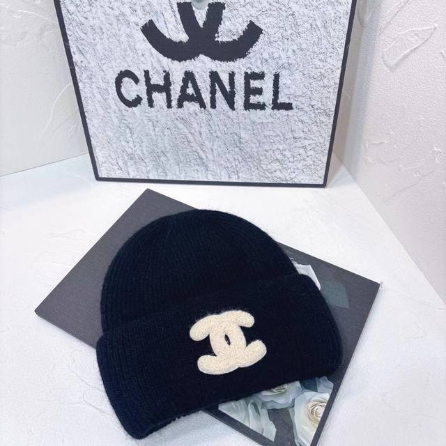 跑量 Chanel～秋冬安哥拉兔毛羊毛针织厚翻边毛线帽 年末重磅高颜值仙女针织帽，超仙的安哥拉兔羊毛， 色系很甜美，巨百搭，不挑头型，手感软糯无比 高弹力兔羊毛