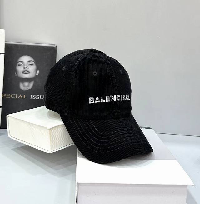 跑量 Balenciaga～新款男女灯芯绒棒球帽 超级百搭的一个款，明星同款，灯芯绒质感很好，不厚戴着不热。 头围:57Cm左右