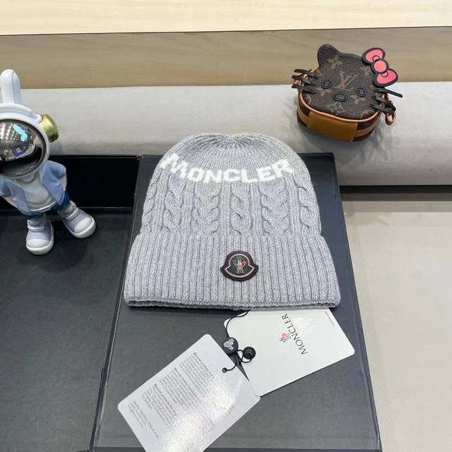 蒙口moncler 带球针织毛线帽！小姐姐的冬日最爱～随便搭配什么衣服都好看！又减龄又显可爱的一款～颜色很多，随心百搭～毛球配的是筛选过的真狐狸毛球！而不是市面