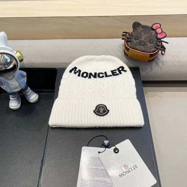 蒙口moncler 带球针织毛线帽！小姐姐的冬日最爱～随便搭配什么衣服都好看！又减龄又显可爱的一款～颜色很多，随心百搭～毛球配的是筛选过的真狐狸毛球！而不是市面