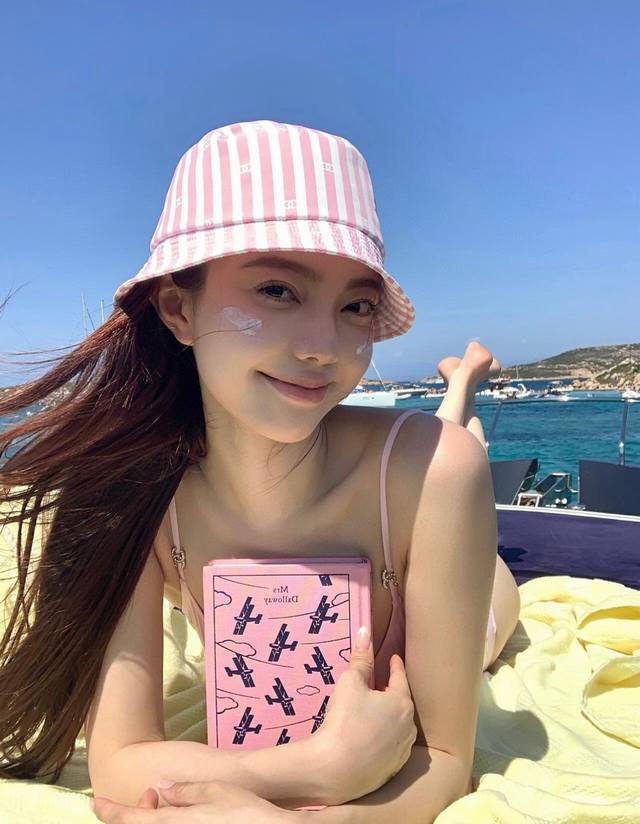 Chanel 香奈儿 新款渔夫帽 帽型完美，各种头型可以随心驾驭！ 赫本风帽型，修饰脸型，遮阳效果更佳！ 头围:58Cm