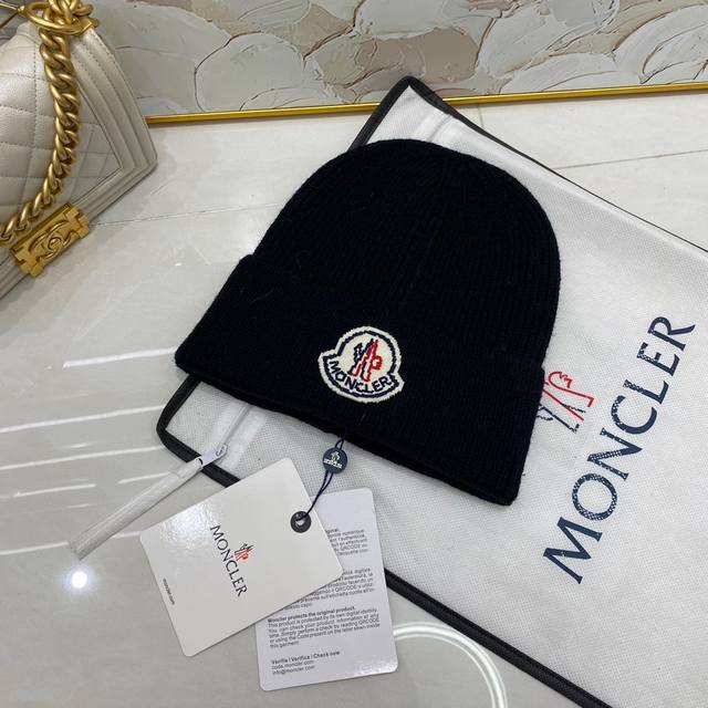 跑量 Moncler～秋冬新款简约针织毛线帽 毛绒材质，男女款！