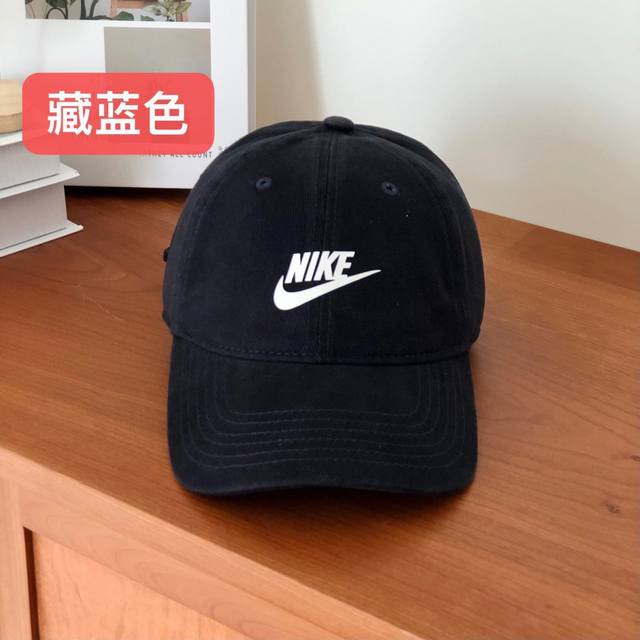 跑量 Nike新款棒球帽 日常通勤搭配的加分神器 经典素色帽型非常百搭 可调节的设计对各种头型都友好