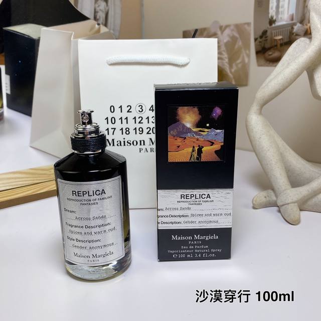 沙漠穿行acrosssands,2016 马丁马吉拉香水黑瓶100Ml 香调：辛辣木质调 气味：沉香 乌木 大枣辛香料 属性：中性香 标签：甜沉香果香温暖辛辣蜂