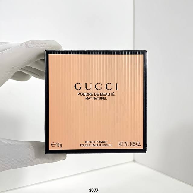 新版gucci古驰粉饼 3077编码！可配中文标5色：00#，000#，00.5#，01#，02#。新款gucci古驰粉饼 Gucci古奇粉饼！超高颜值的仙女粉