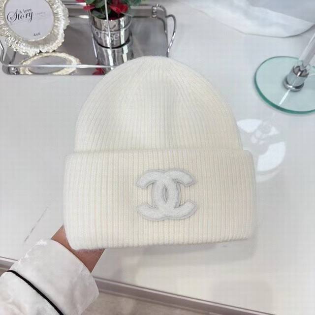 跑量 Chanel～秋冬安哥拉兔毛羊毛针织厚翻边毛线帽 年末重磅高颜值仙女针织帽，超仙的安哥拉兔羊毛， 色系很甜美，巨百搭，不挑头型，手感软糯无比 高弹力兔羊毛