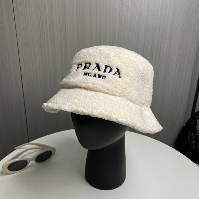 Prada 普拉达秋冬新款羊羔毛渔夫帽～ 完全是超级完美的诠释了甜酷风 简直太爱了 上头性感又帅气 双双在线！ 没有哪个女孩子拒绝的了毛绒绒的单品哦