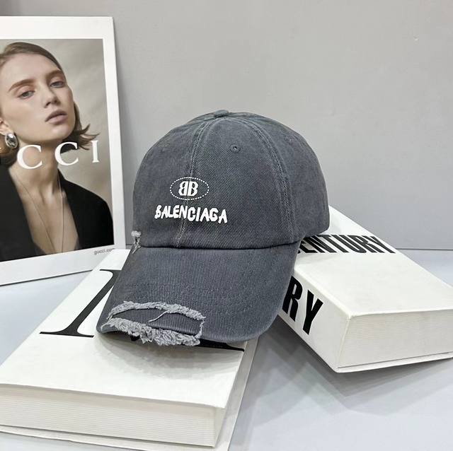 跑量 Balenciaga～新款破洞街头风棉布棒球帽，个性时尚款 休闲带点酷酷的感觉，中性款 男女同款！多种色系，超好搭！ 材质:100%棉 头围:56-58C