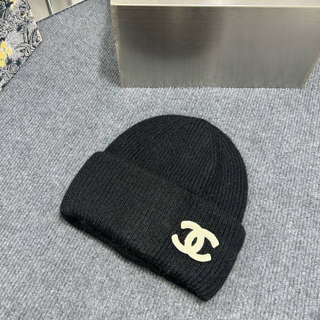 跑量 Chanel～秋冬安哥拉兔毛羊毛针织厚翻边毛线帽 年末重磅高颜值仙女针织帽，超仙的安哥拉兔羊毛， 色系很甜美，巨百搭，不挑头型，手感软糯无比 高弹力兔羊毛