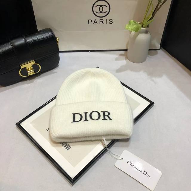 跑量 Dior～新款兔毛针织帽 简约而不失格调，轻松搭配你的每一件冬装，纯色百搭情侣帽