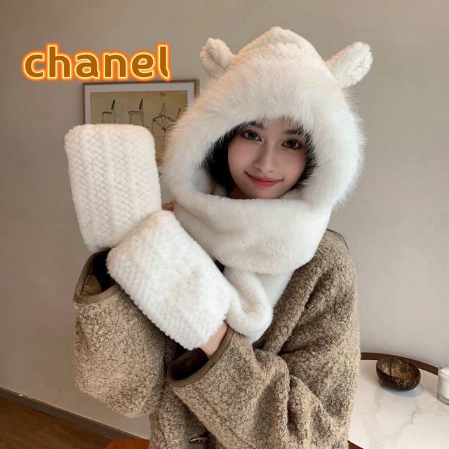 Chanel 三件套拼接款可爱毛绒连帽围脖女秋冬季保暖手套帽子撞色拼色款毛绒围巾