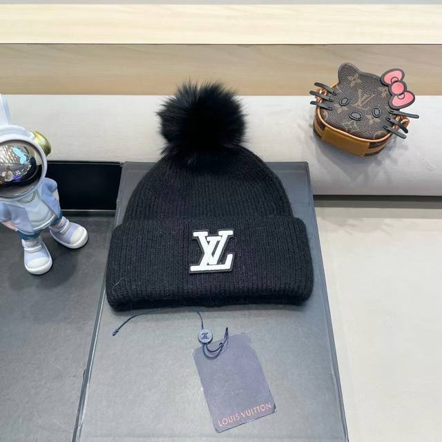 上新！路易威登 Louisvuitton 针织毛线帽！小姐姐的冬日最爱～随便搭配什么衣服都好看！又减龄又显可爱的一款～颜色很多，随心百搭～毛球配的是筛选过的真狐