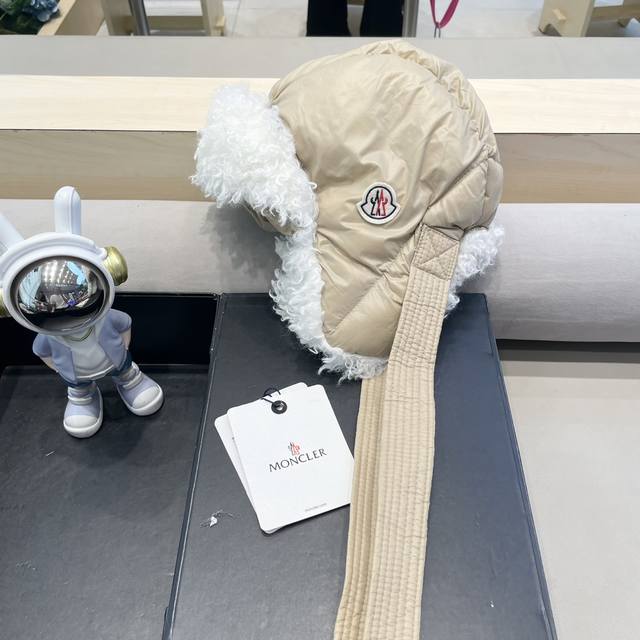 Moncler 2024冬季羊羔毛雷锋帽子女羽绒绑带设计户外骑行防风防寒护耳帽